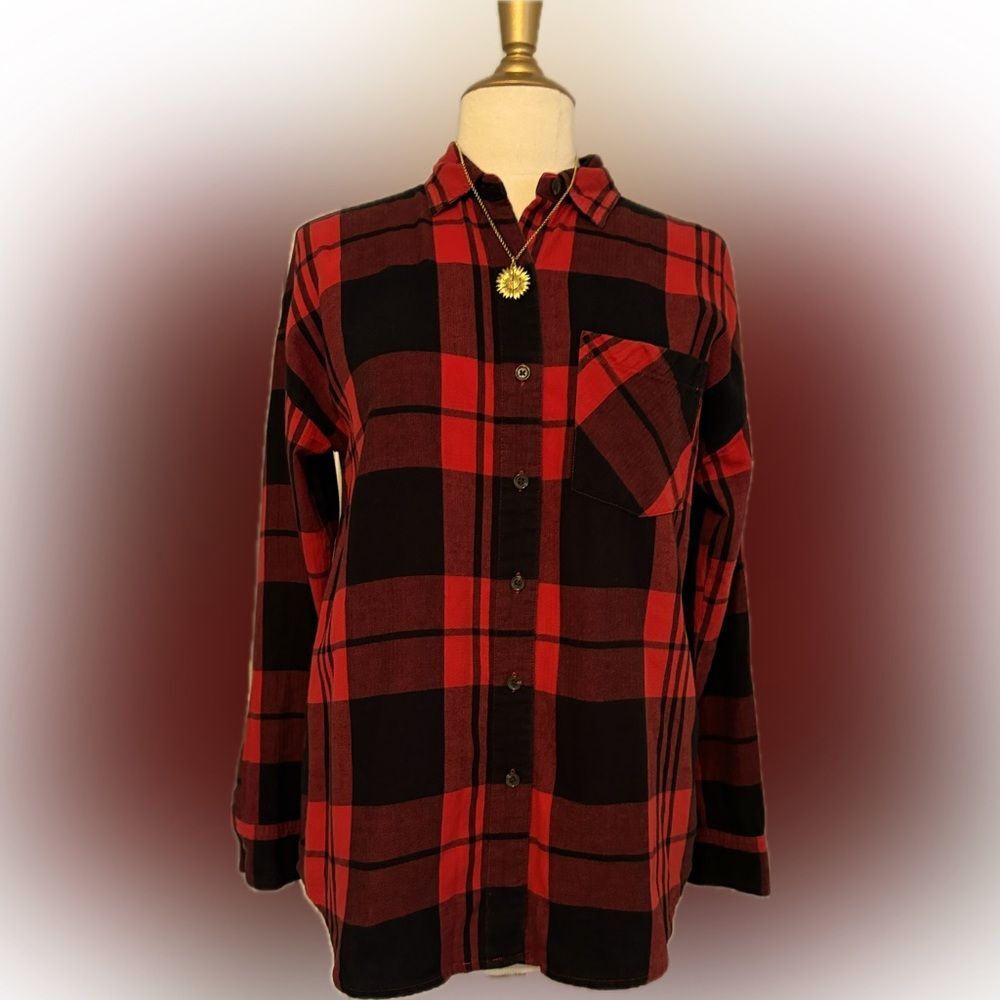 Old Navy red & black button-up “Boyfriend” Lumberjack flannel!
